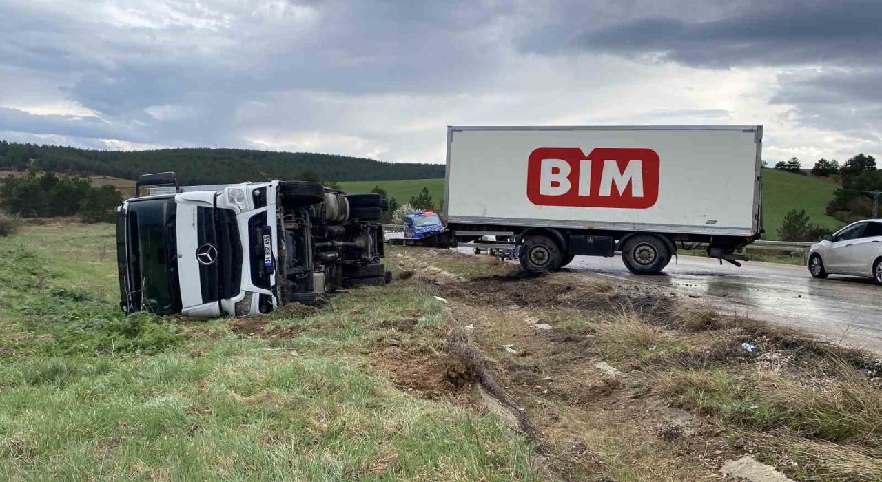 Kastamonuda devrilen kamyondaki 1 kişi yaralandı