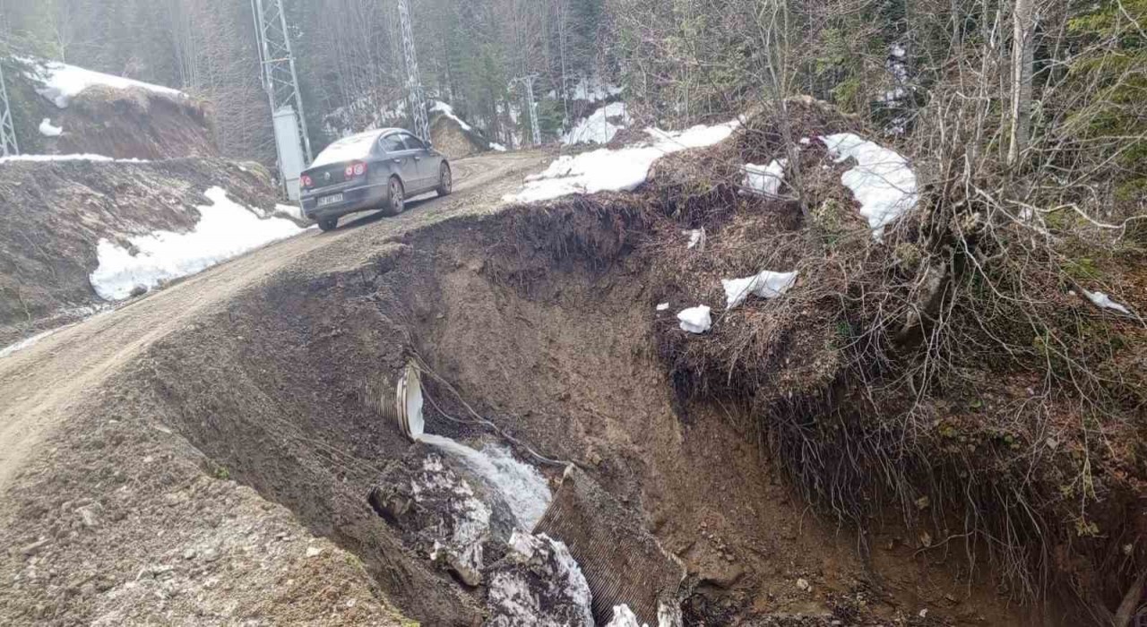 Kastamonuda heyelan sebebiyle yol çöktü