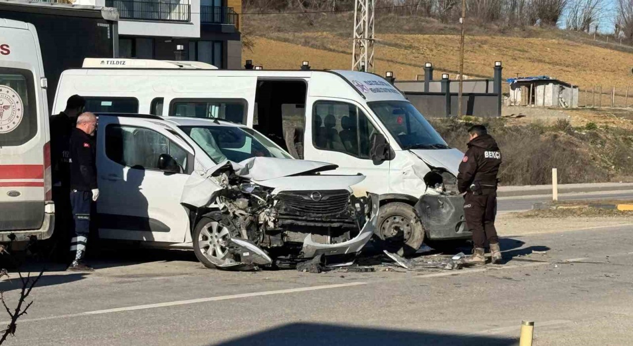 Kastamonuda minibüs ile hafif ticari araç çarpıştı: 4 yaralı