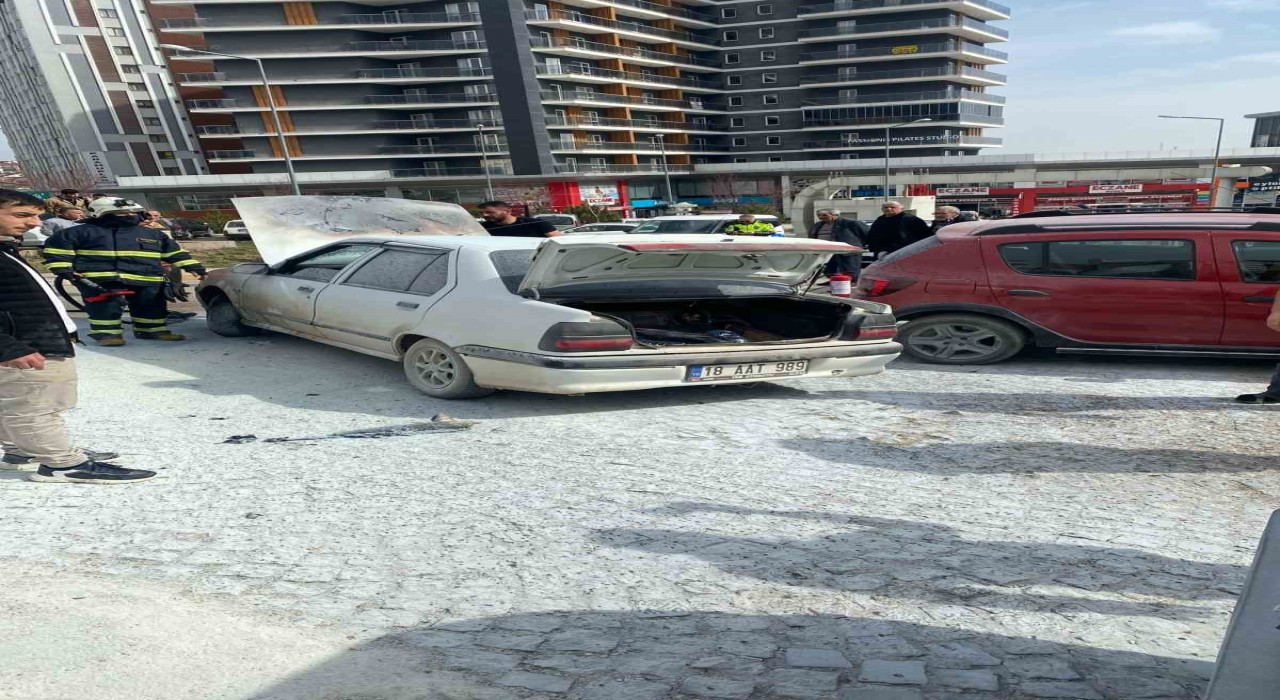 Kastamonuda park halindeki otomobil yandı