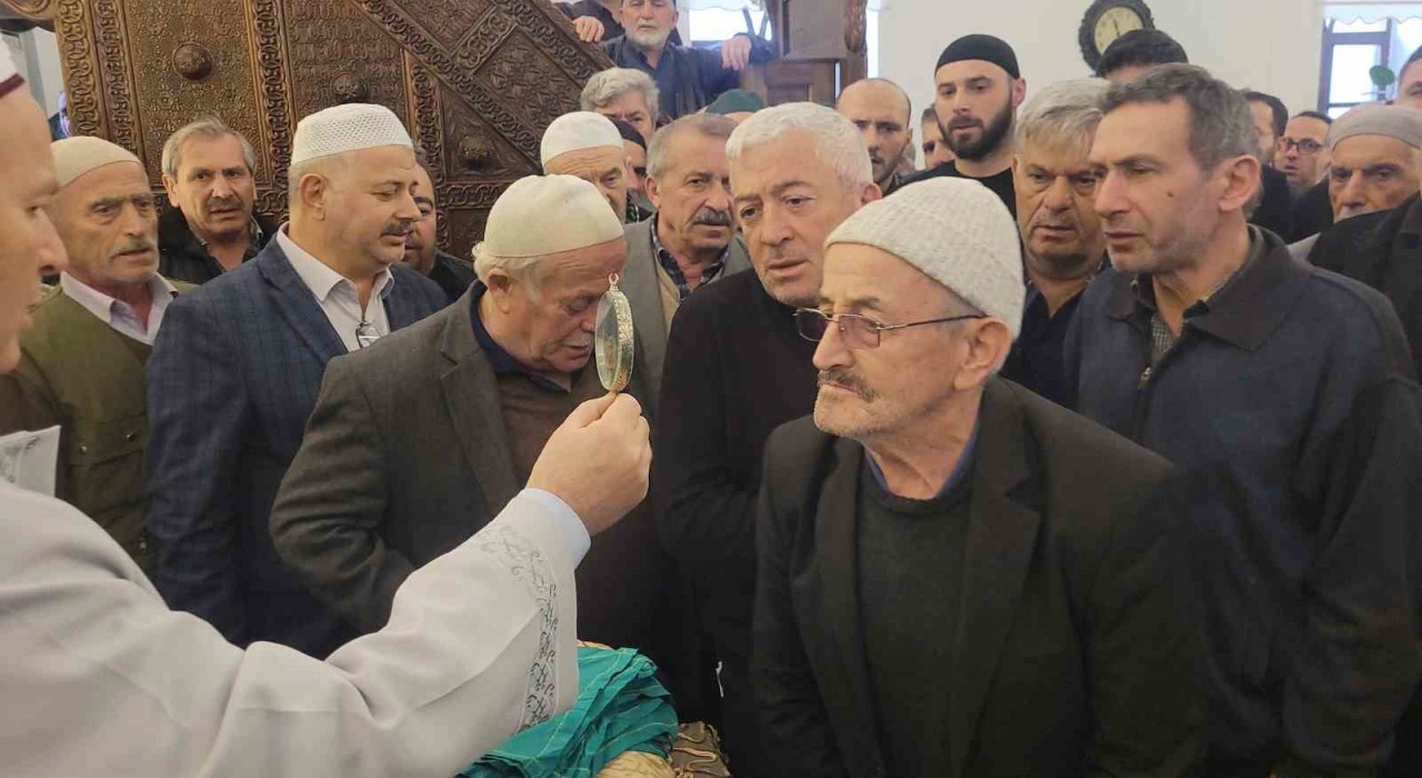 Kastamonuda Sakal-ı Şerifi görmek için vatandaşlar camiye akın etti
