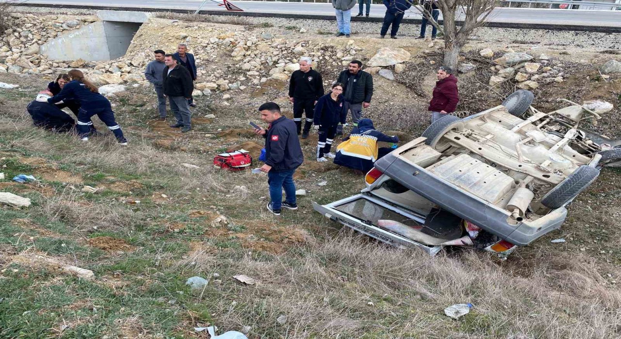 Kastamonuda şarampole yuvarlanan otomobildeki 2 kişi yaralandı