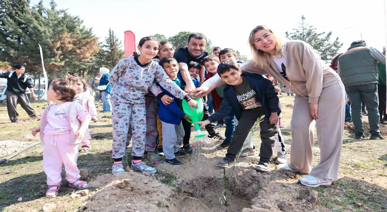 Katledilen 445 kadın anısına Denizlide fidanlar toprakla buluştu