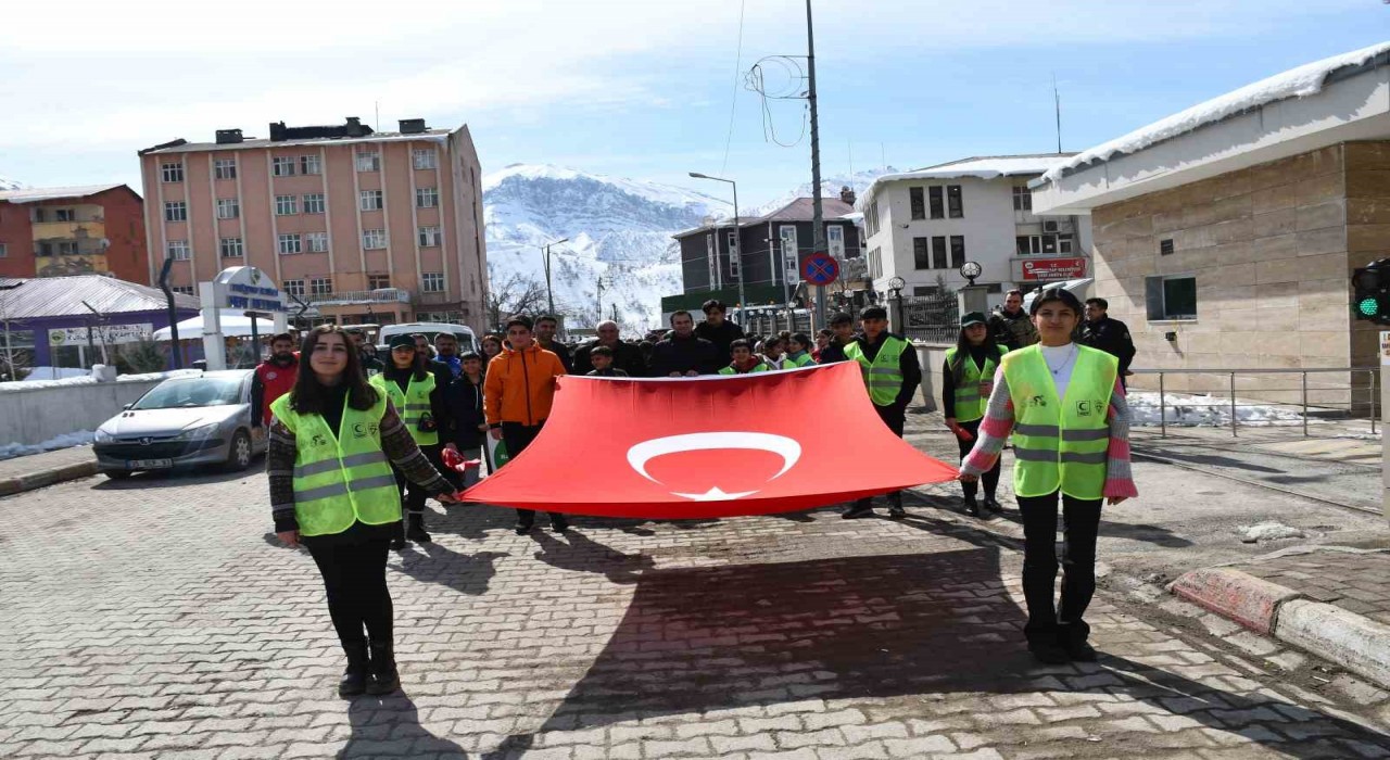 Kato Dağında Türk bayraklı sağlıklı yaşam yürüyüşü