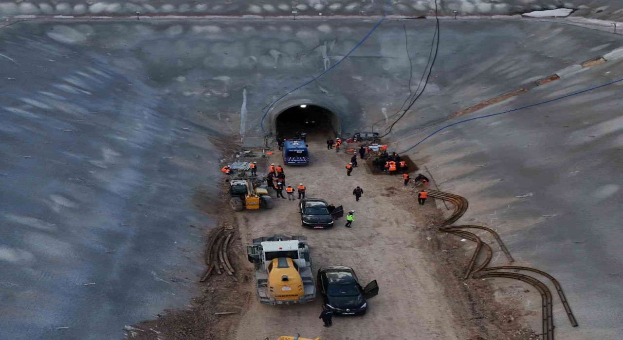 Kaya düşen hızlı tren şantiyesinde arama kurtarma çalışmaları tamamlandı