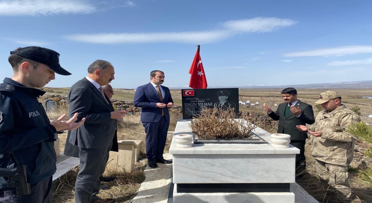 Kaymakam Akközden şehit kabirleri ve ailelerine bayram ziyareti