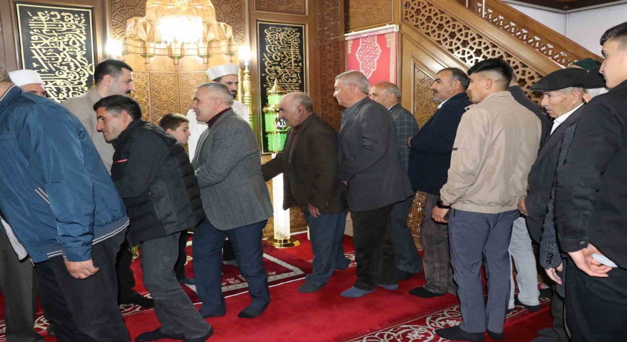 Kaymakam Karali, vatandaşlarla bayramlaştı