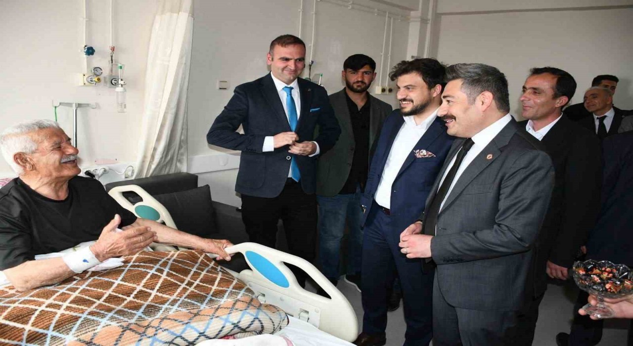 Kaymakam Özçelikten hastalara bayram ziyareti