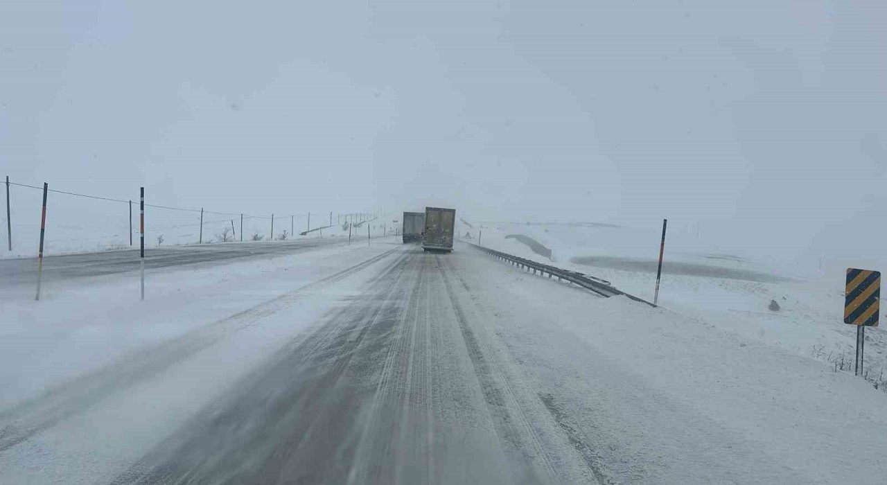 Kayseri - Gürün yolu ulaşıma kapandı