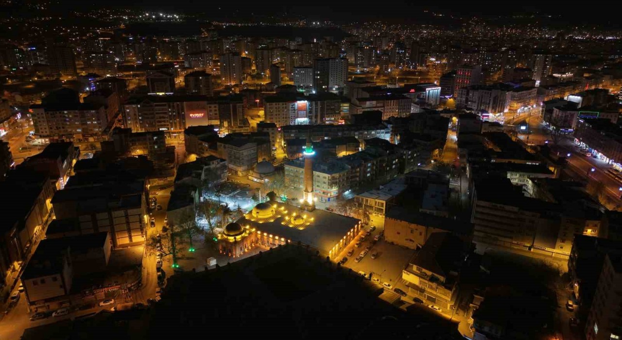 Kayseri Büyükşehir; Ramazanda Camii Kebiri ışıklandırdı