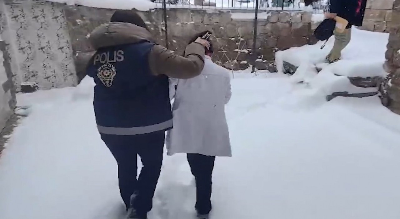 Kayseride hırsızlık şüphelileri saklandıkları adreslerde yakalandı