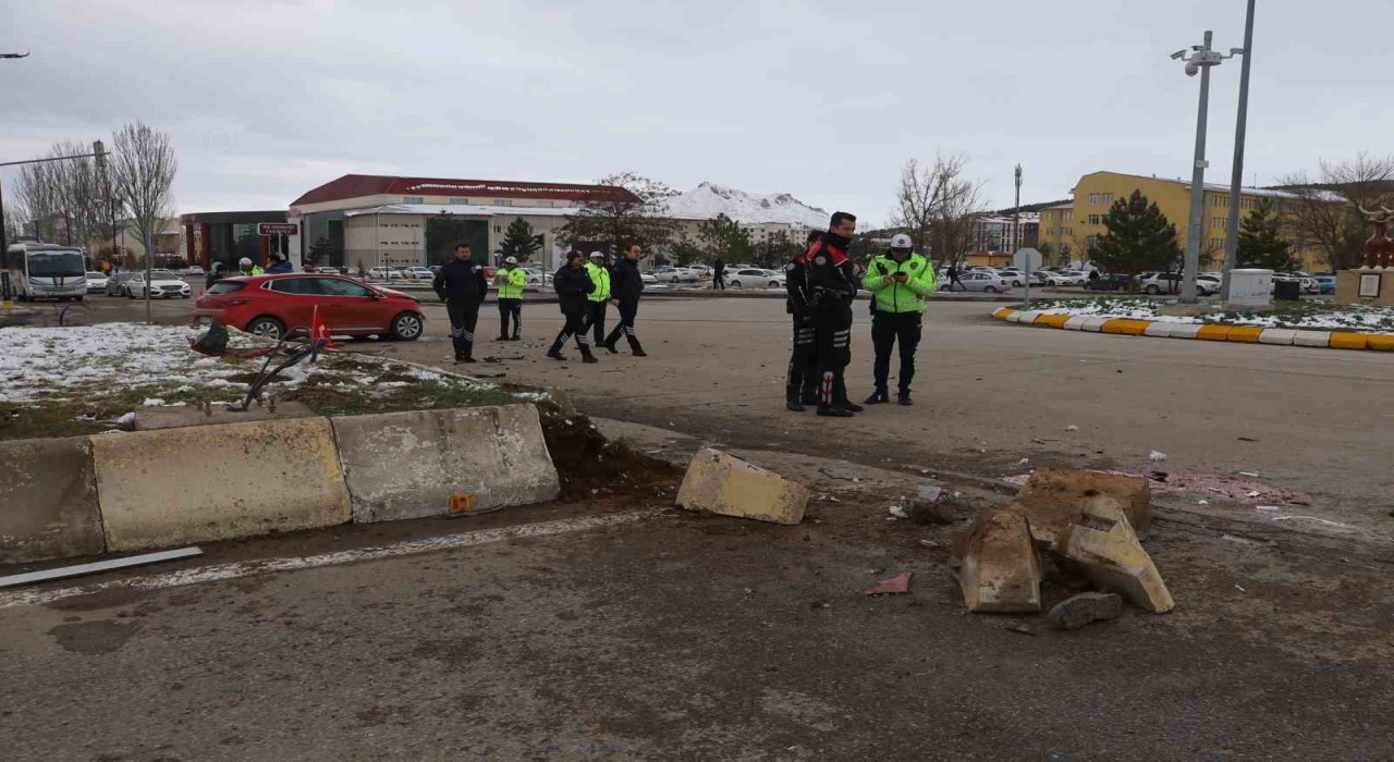 Kaza yapan araçların ortasında kalan üniversite öğrencisi hayatını kaybetti