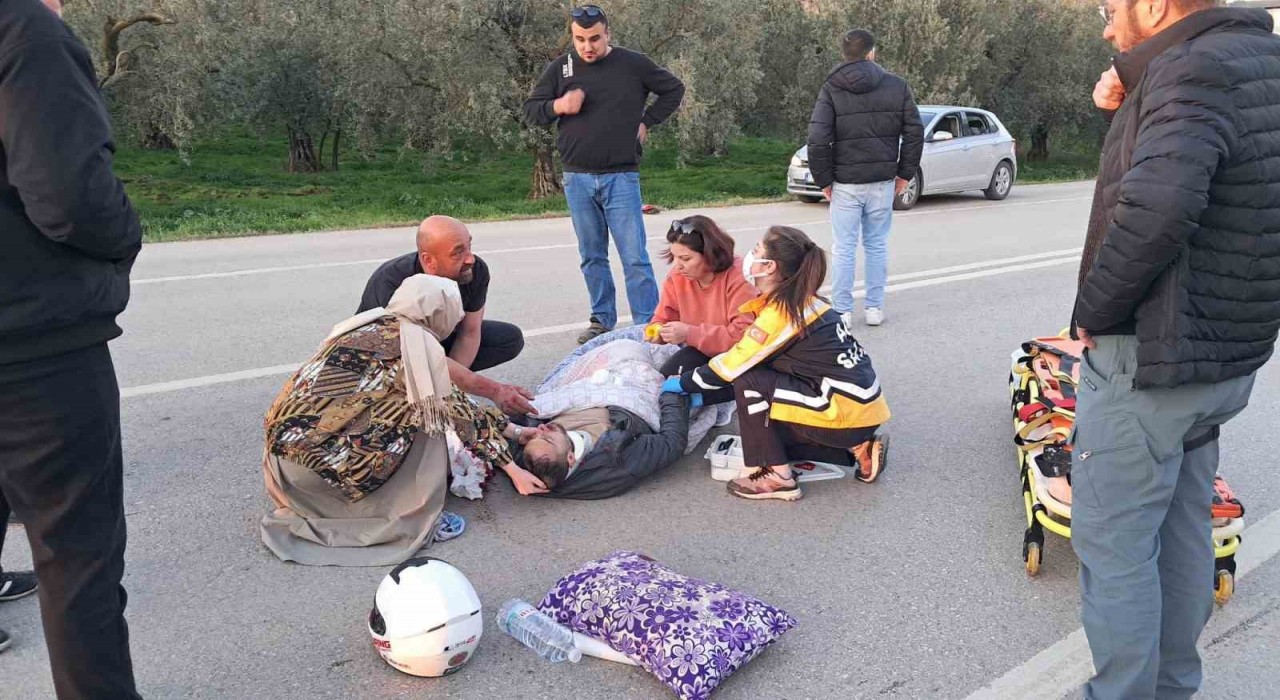 Kaza yapan motosiklet sürücüsüne ilk müdahaleyi yoldan geçen doktor yaptı