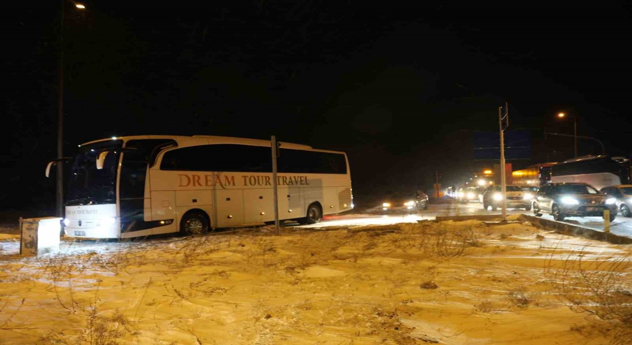 Kaza yapan otomobilin parçalarını toplarken otobüs çarptı