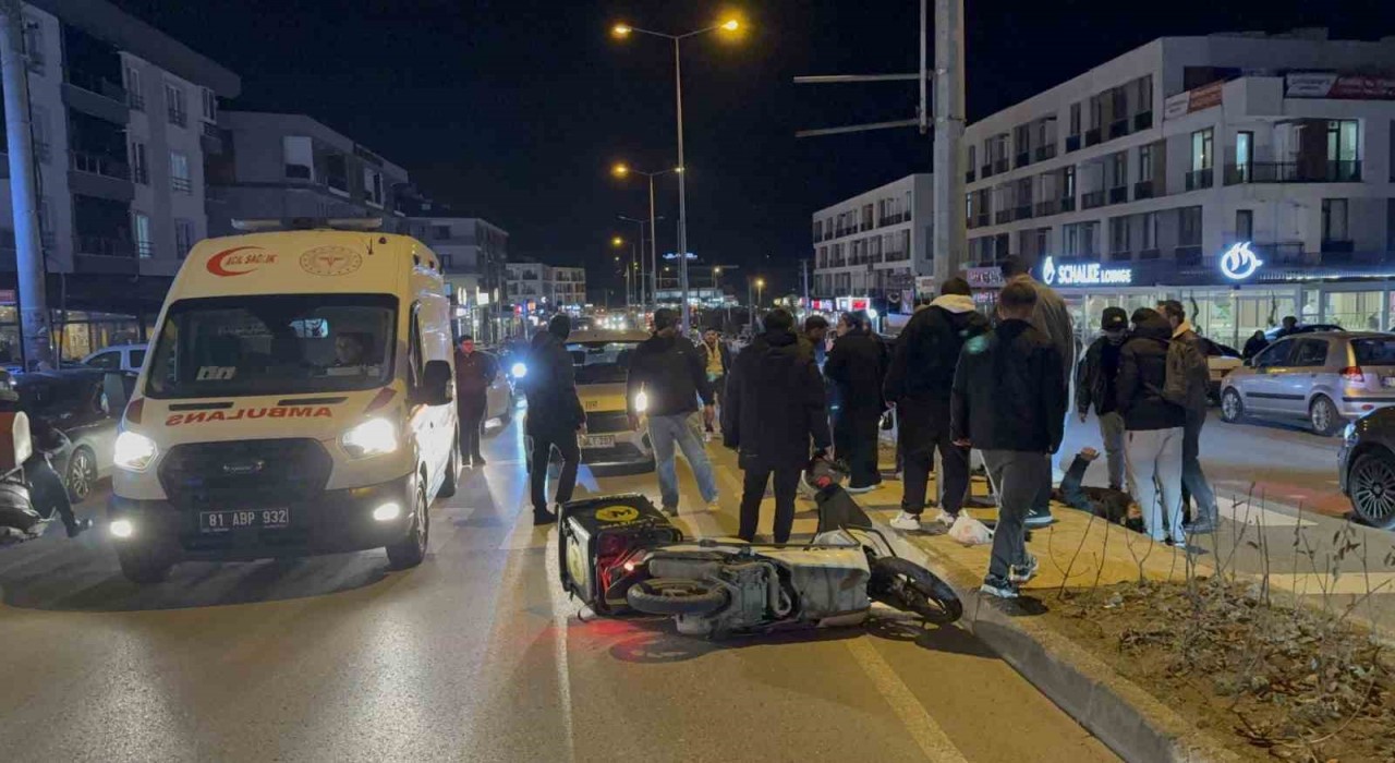 Kazaya denk gelen ambulans ekibi, yaralıya anında müdahale etti