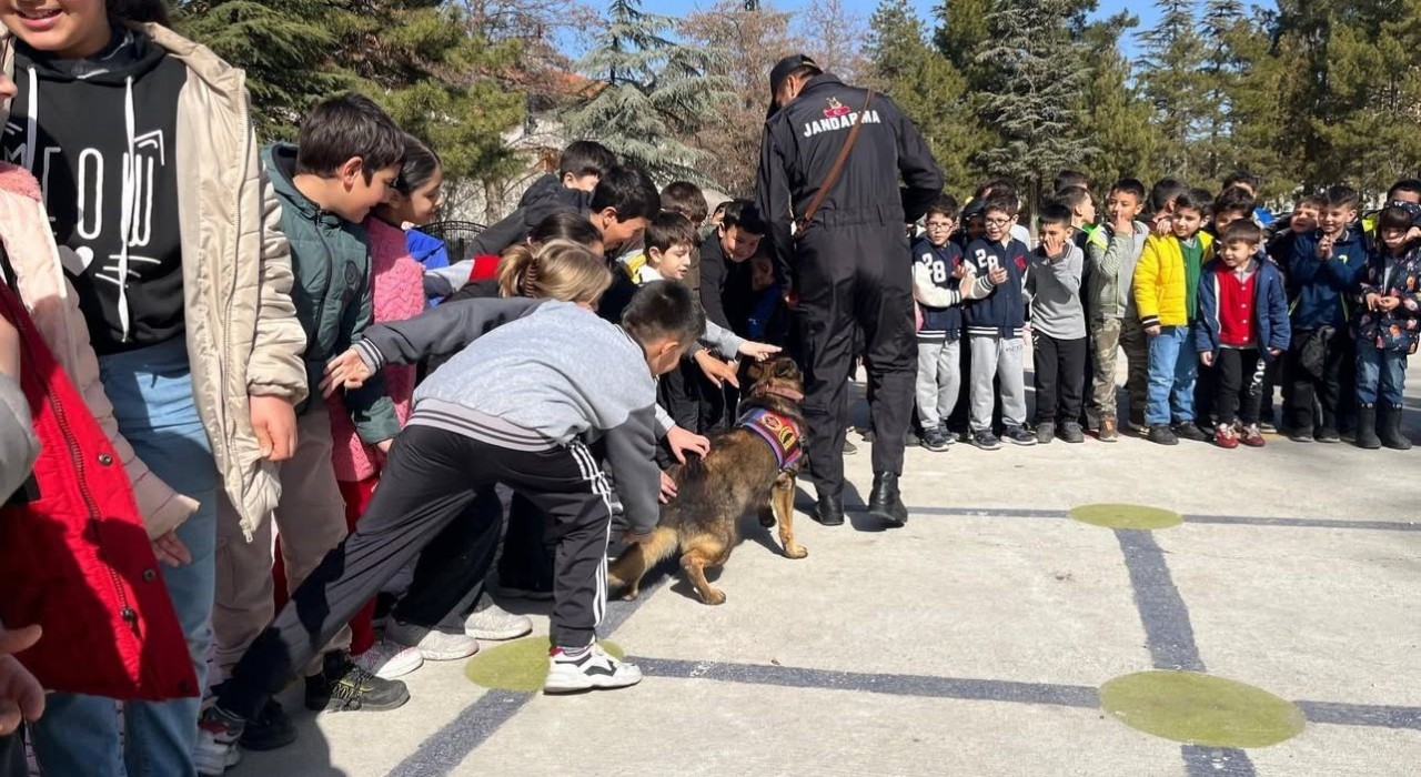Keçiborluda Jandarma Köpek Timleri öğrencilere mesleği tanıttı