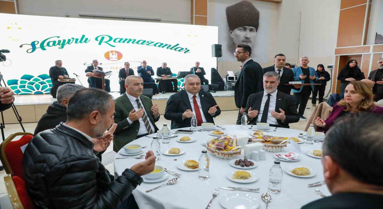Keçiören Belediye Başkanı Özarslan ilk iftarı otobüs esnafı ile yaptı