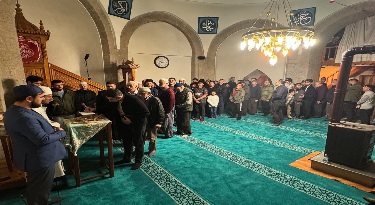 Kemaliyede Sakal-ı Şerifi görmek için vatandaşlar Dörtyolağzı Camiine akın etti
