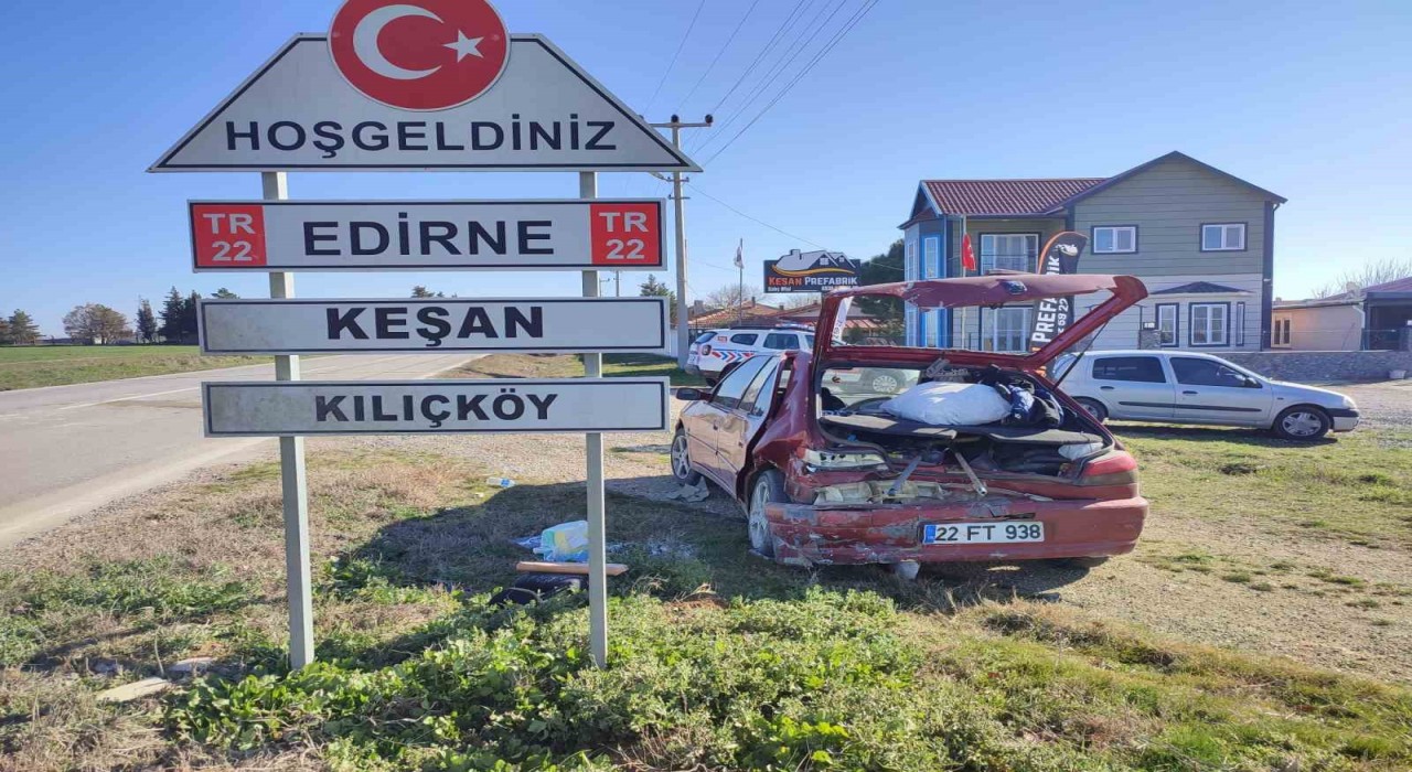 Keşanda iki otomobilin çarpıştığı kazada 3 kişi yaralandı