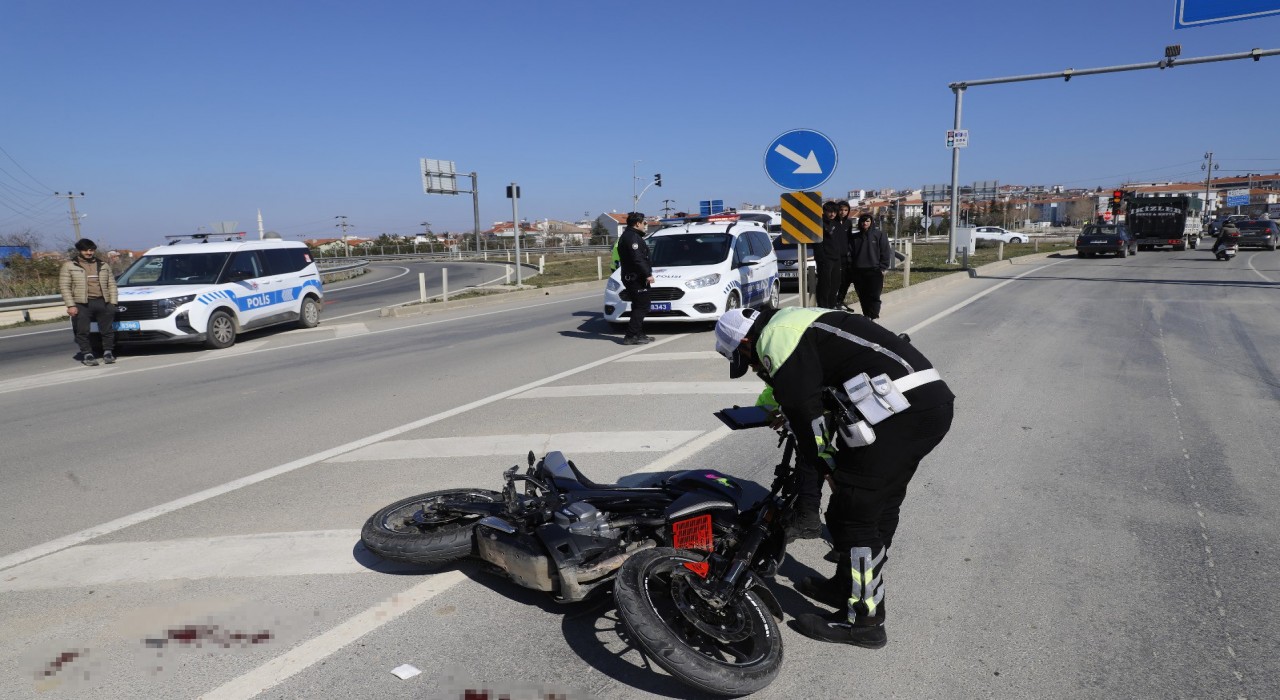 Keşanda otomobil ile çarpışan motosikletin sürücüsü ağır yaralandı