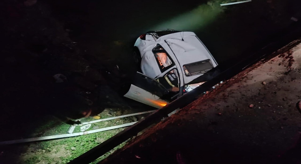 Kırıkhanda sulama kanalına uçan otomobilin sürücüsü yaralandı