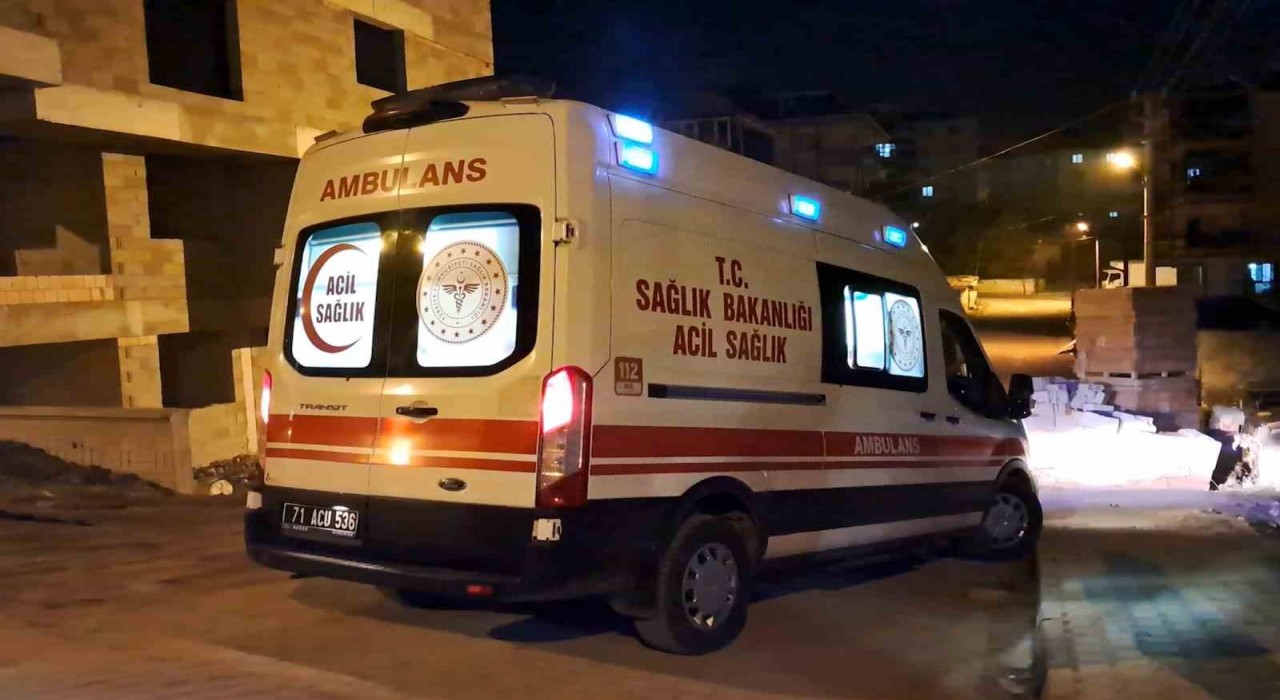 Kırıkkalede ev yangını: 1i itfaiye eri, 2 kişi hastaneye kaldırıldı