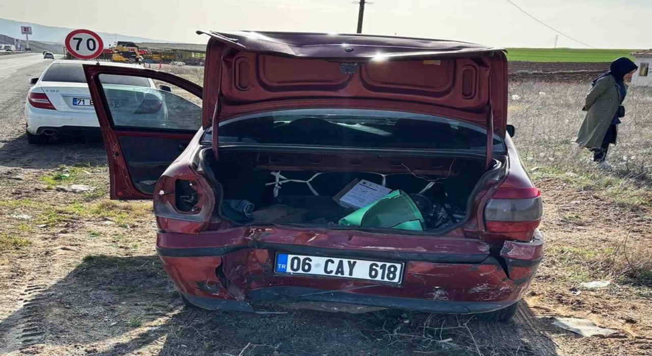 Kırıkkalede iki otomobil çarpıştı: 3 yaralı
