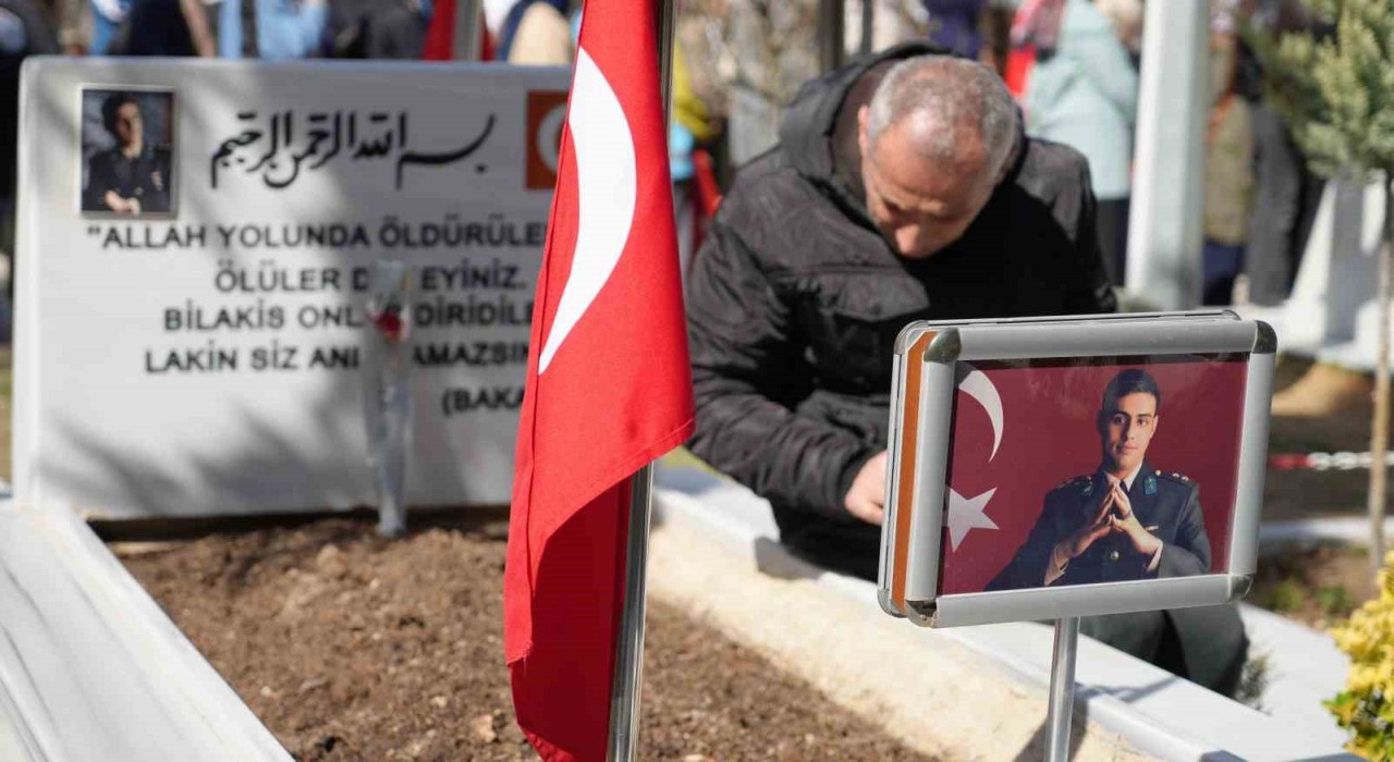Kırıkkalede şehit mezarlarına karanfil bırakıldı, dualar edildi