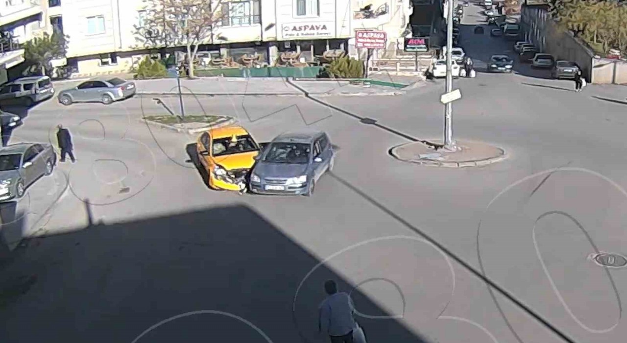 Kırıkkalede trafik kazaları kameralara yansıdı