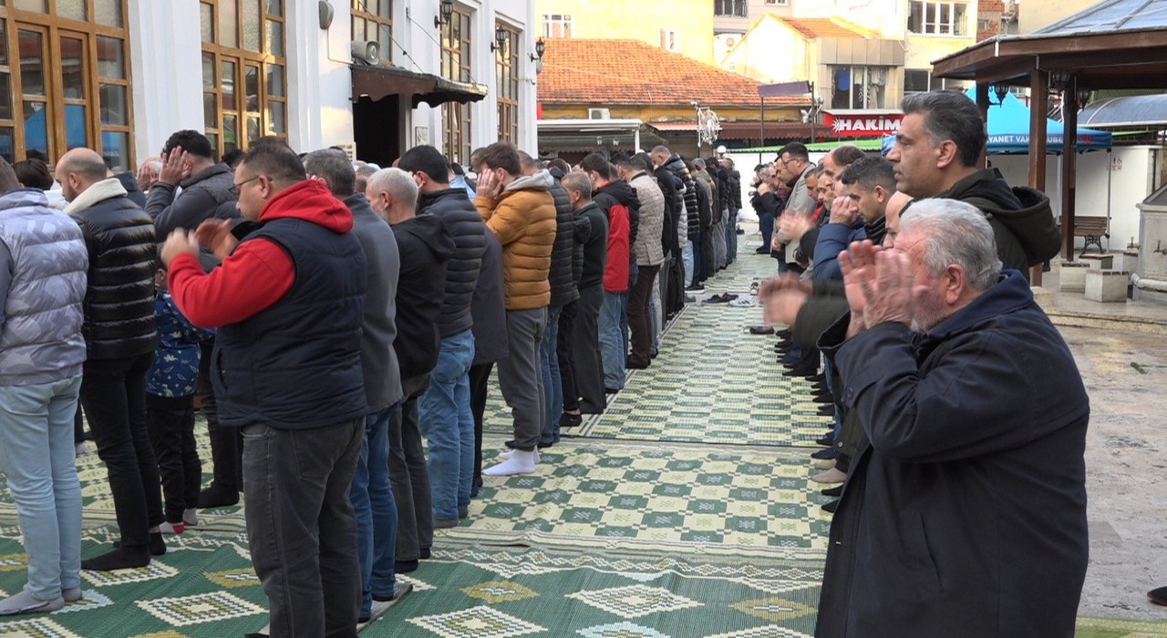 Kırklarelinde Ramazan Bayramında vatandaşlar camilere akın etti