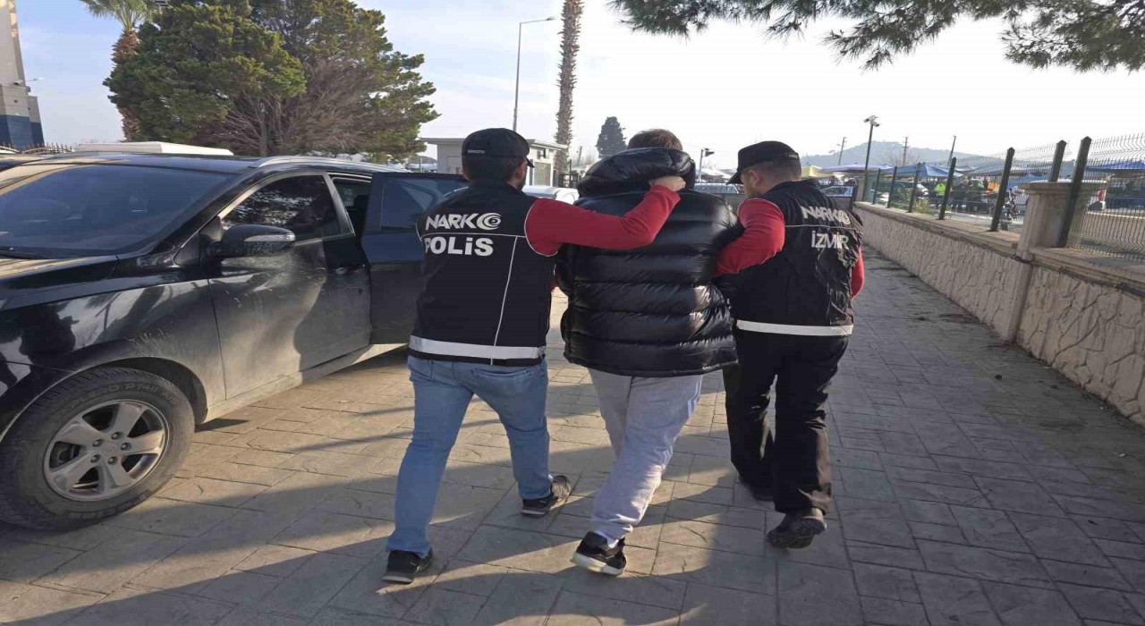 Kırmızı bültenle aranan firari İzmirde yakalandı