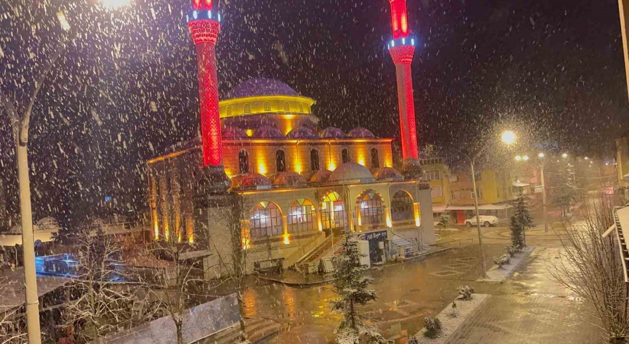 Kış geri döndü, Kastamonuya lapa lapa kar yağdı