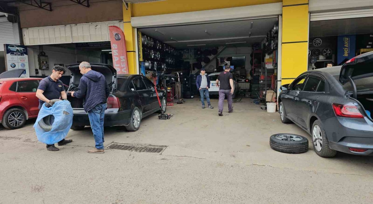Kış lastiği değişimi ile bayram hazırlığı birleşince lastikçiler yoğun mesai harcıyor