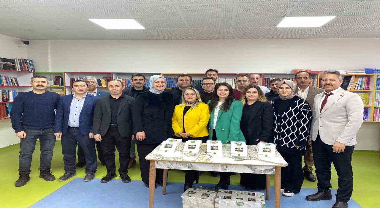 Kitap yazan Çorumdaki öğretmenlere Bakan Tekinden tebrik mektubu