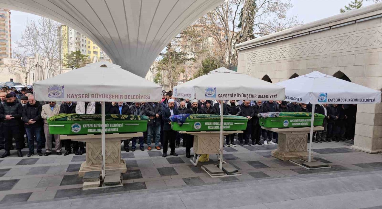 Kızı tarafından defalarca bıçaklanarak öldürülen anne son yolculuğuna uğurlandı