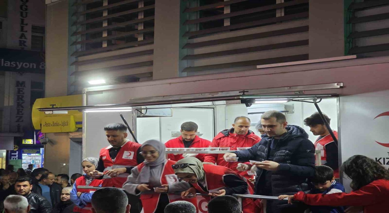 Kızılay Ağrı Şubesi, Kadir Gecesinde vatandaşlara lokma dağıttı