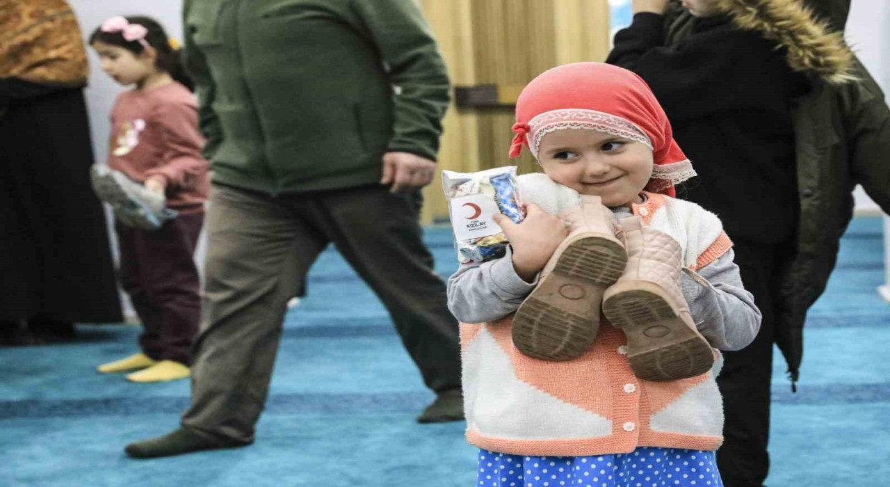 Kızılay Gönüllülerinin ayakkabılara bıraktığı hediyeler çocukların yüzünü güldürdü