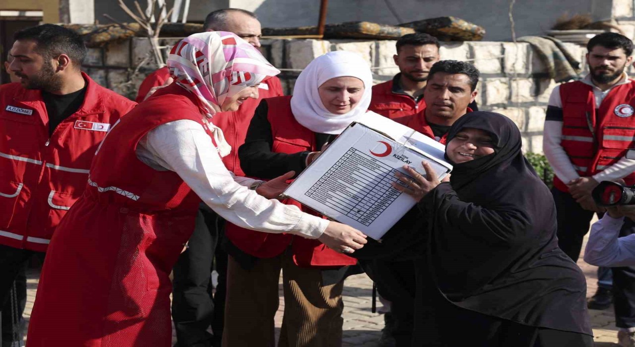 Kızılaydan İdlibde engelli kampında yaşayanlara yardım