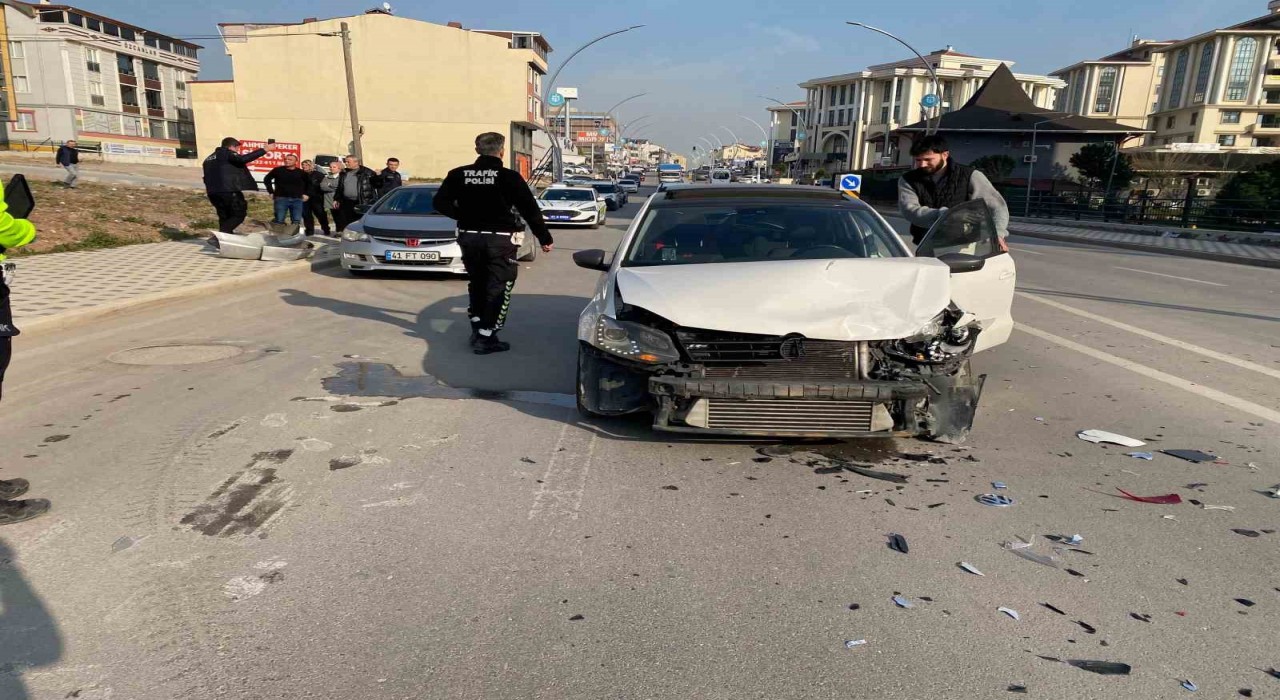 Kocaelide 2 otomobil çarpıştı: 1 yaralı