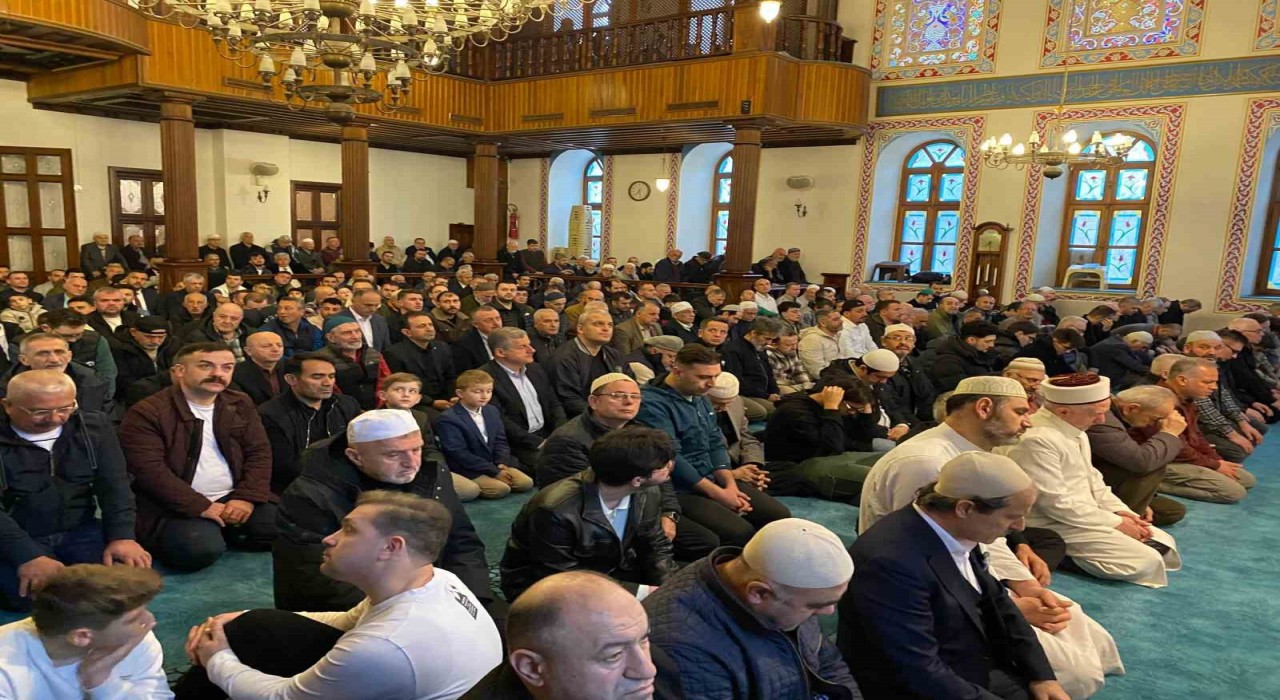 Kocaelide vatandaşlar bayram namazı için camiye akın etti