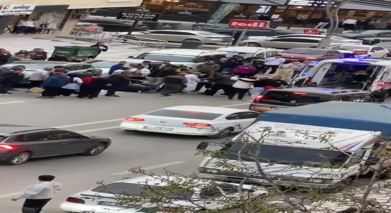 Kocaelinde korkunç kaza: Motosikletten düşen kadına kamyonet çarptı