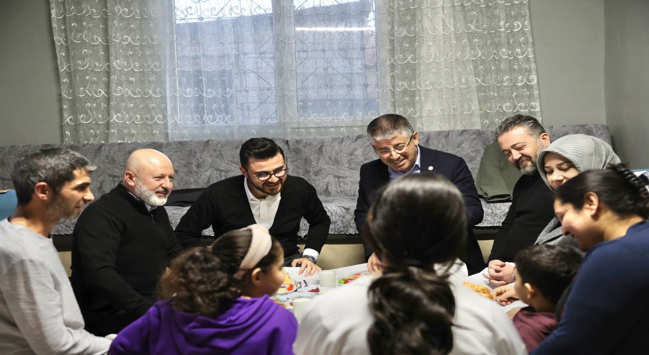 Kocasinanda her gün bir evde gönül sofrası kuruluyor