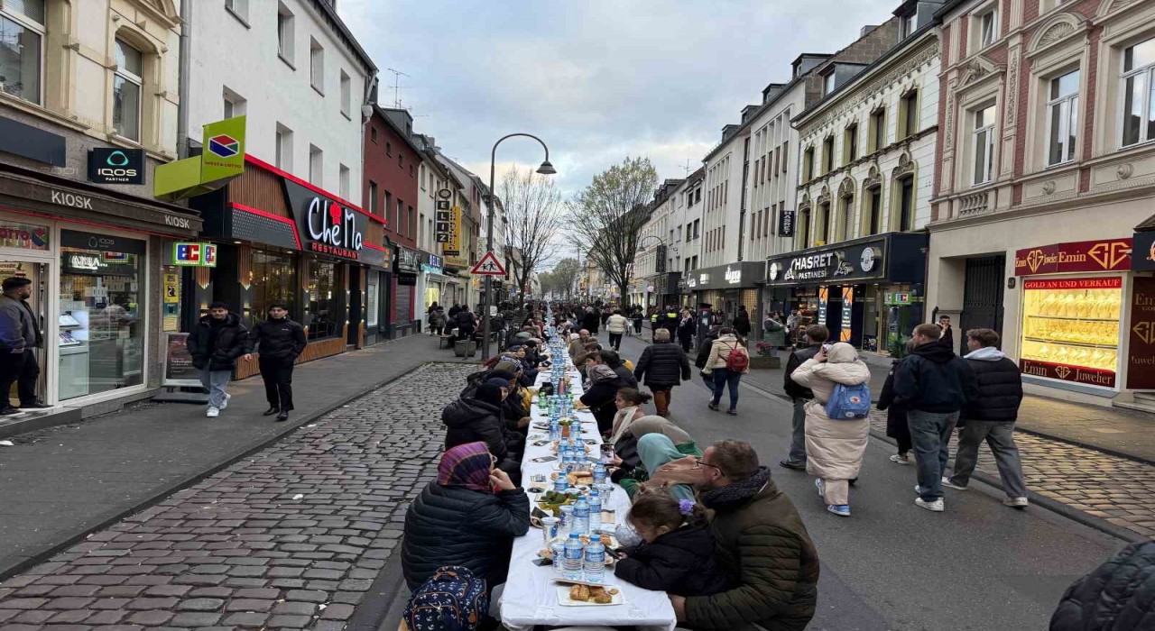 Kölnde yüzlerce kişi sokak iftarında buluştu