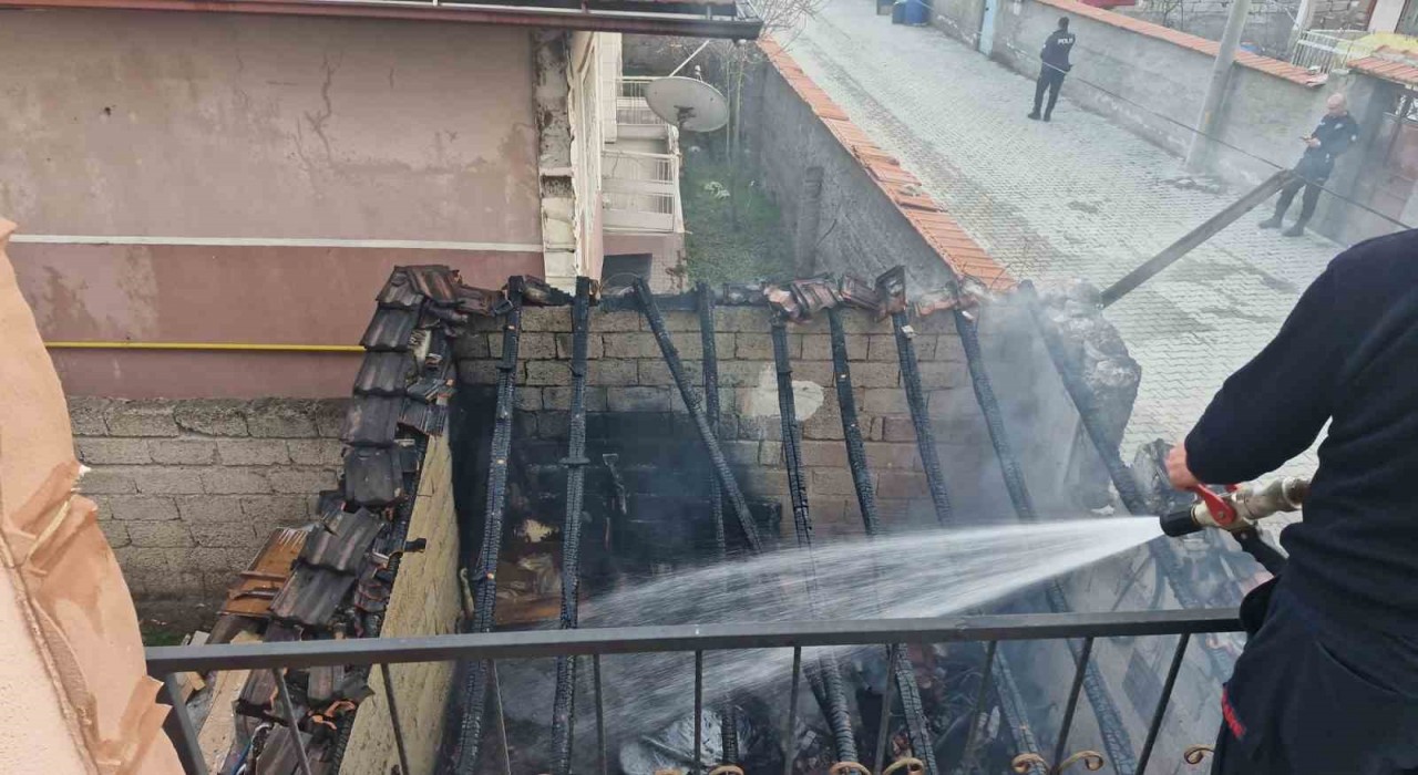Kömürlükte çıkan yangın binalara sıçramadan söndürüldü