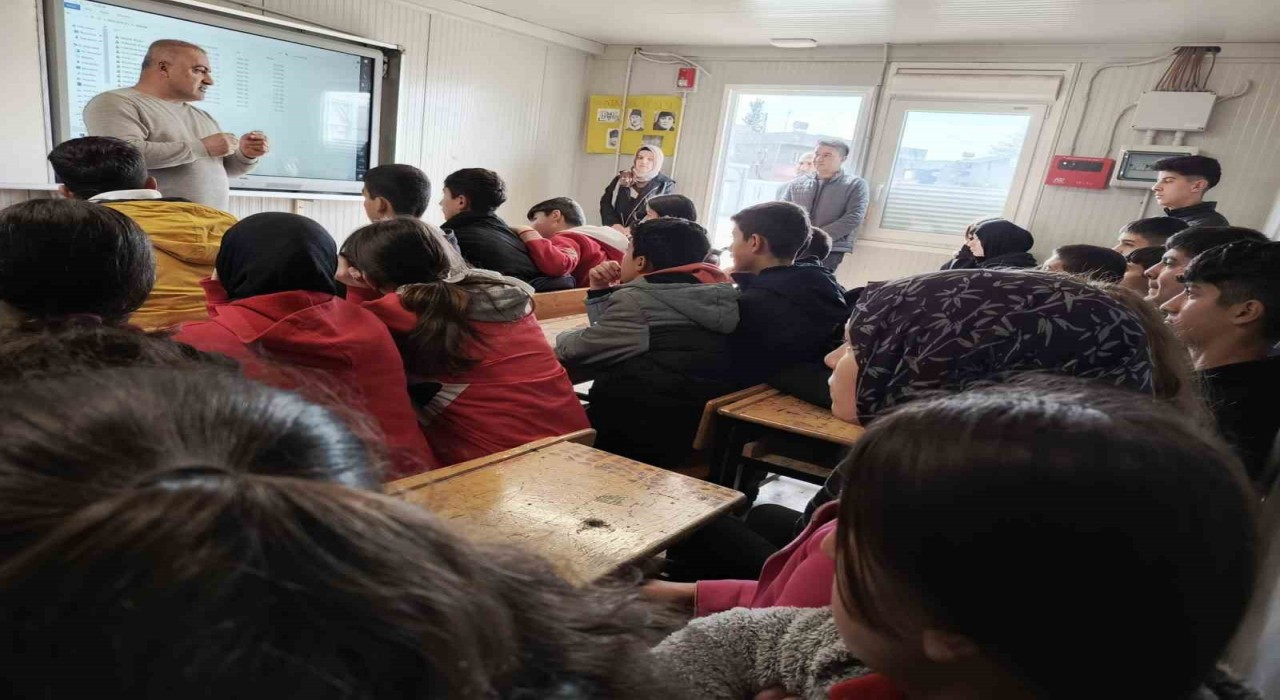 Konteyner sınıflarda kalan öğrencilere yazarlık mesleği anlatıldı