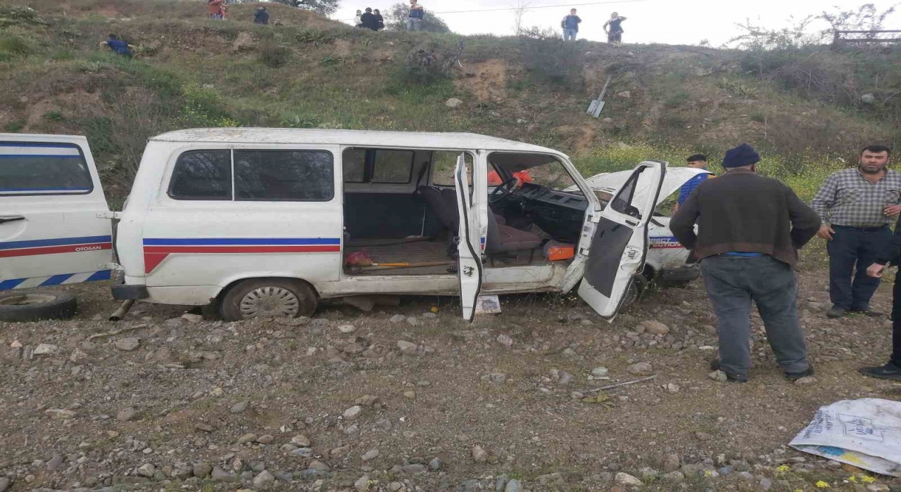 Kontrolden çıkan minibüs şarampole yuvarlandı