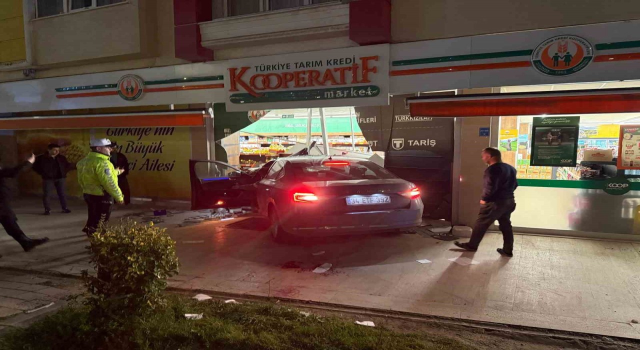 Kontrolden çıkan otomobil 3 kişiye çarpıp markete daldı: O anlar kamerada
