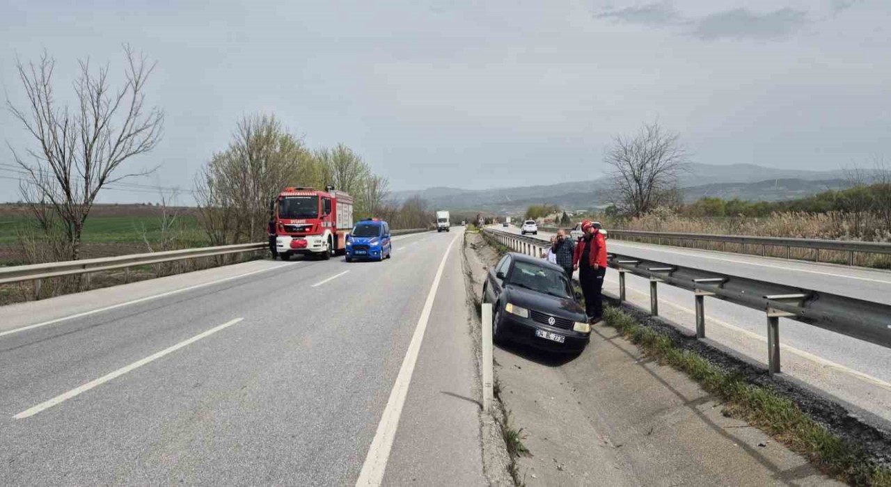 Kontrolden çıkan otomobil refüje uçtu: 2 yaralı