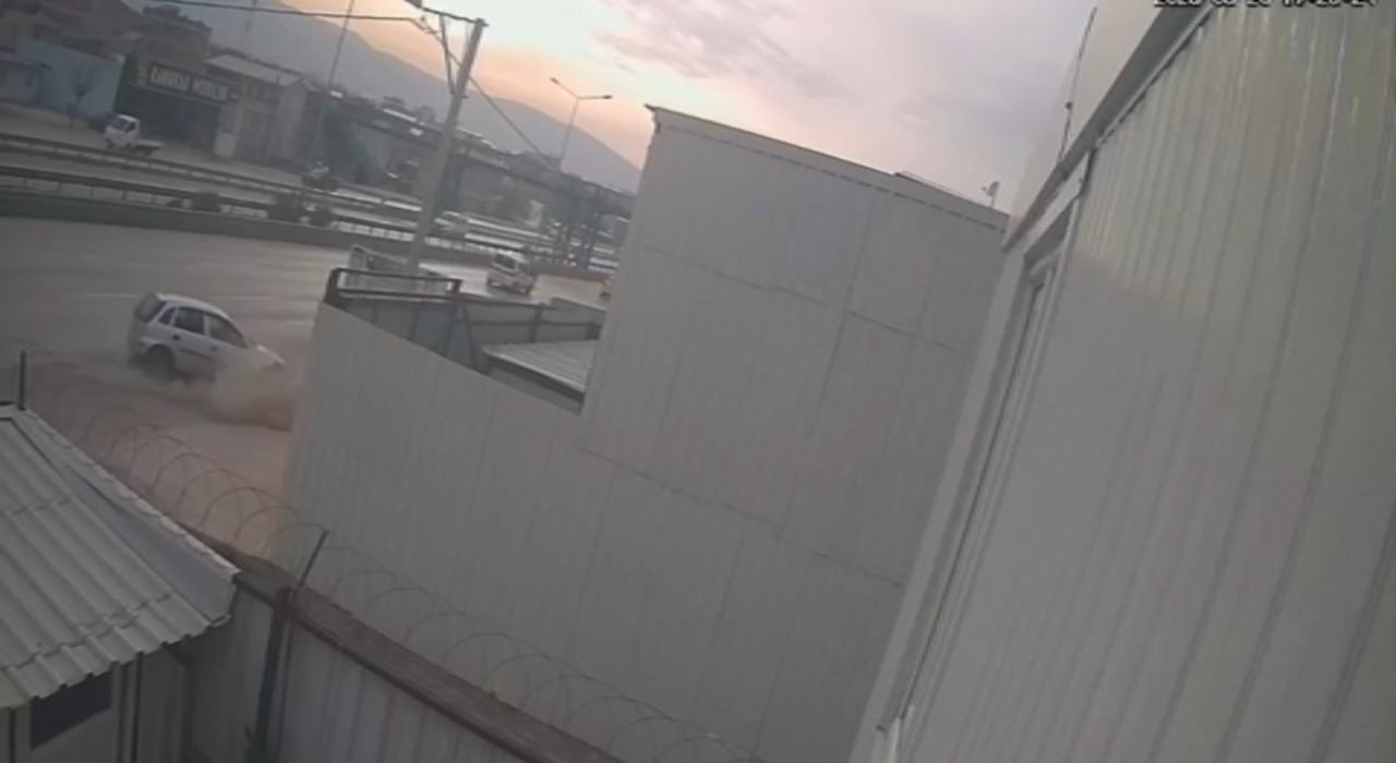 Kontrolden çıkan otomobil tırın altına girdi: 1 yaralı