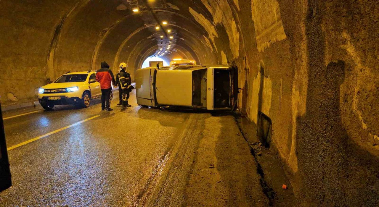 Kontrolden çıkan Tofaş tünelde devrildi; 1 yaralı